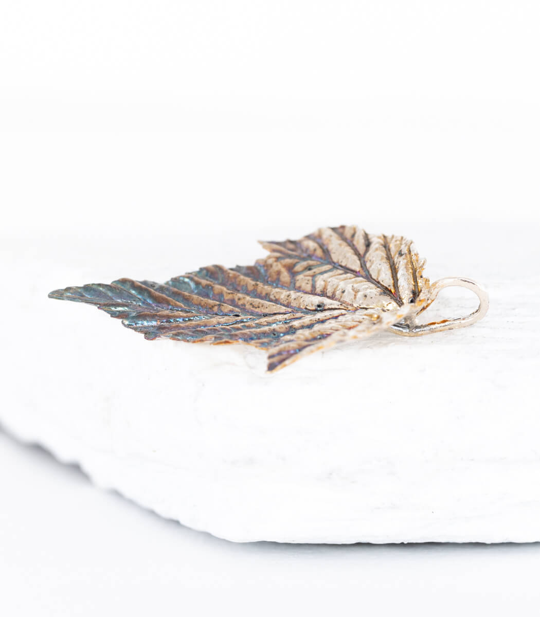 Silber Anhänger Himbeerblatt zweites Unikat – getragen, Naturschmuck aus echtem Himbeerblatt goodrun
