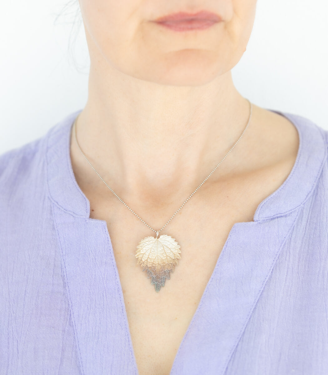 Brennnessel Anhänger Silber, Detailansicht Blatt, Naturschmuck handgemacht – goodrun