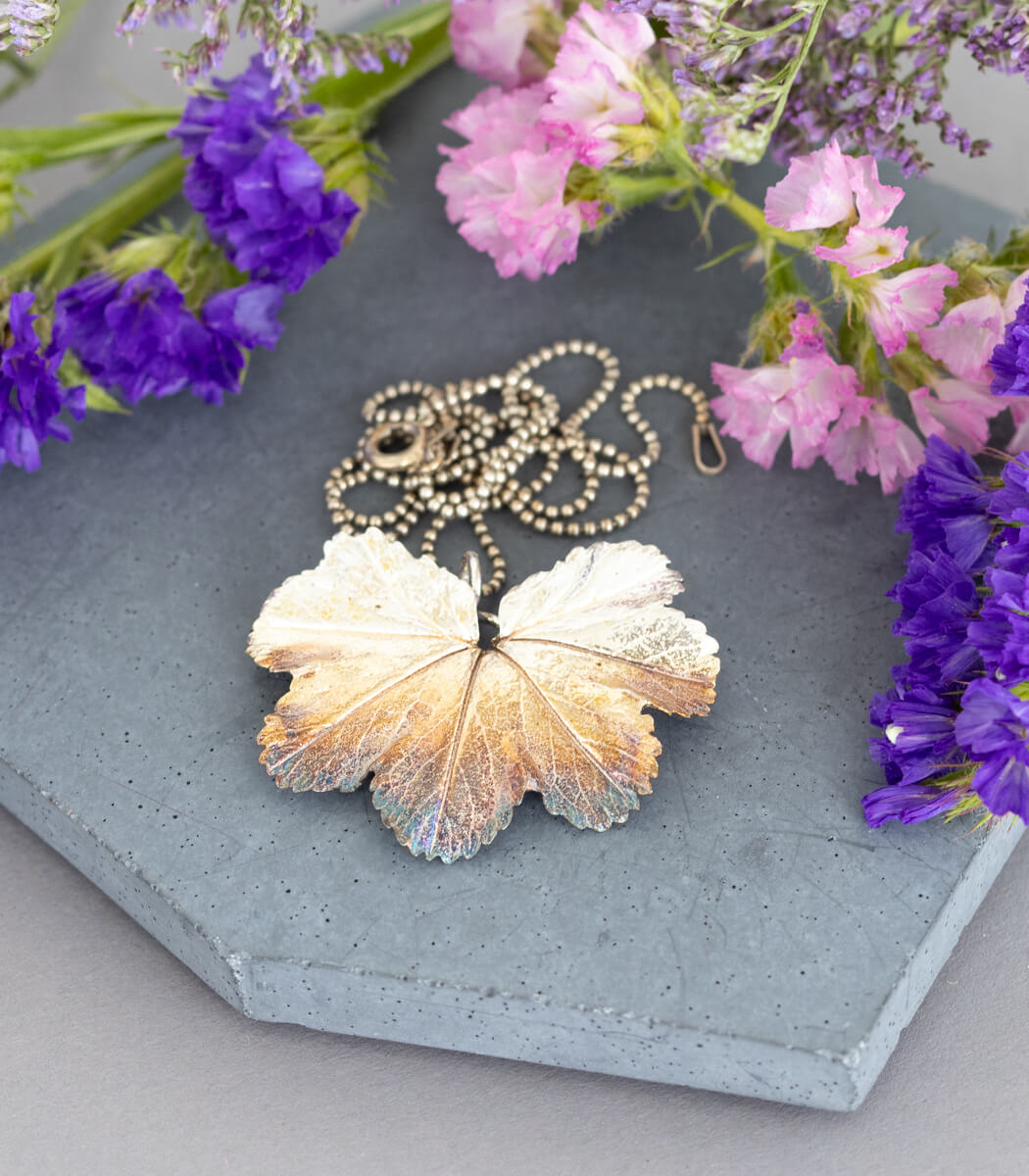 Frauenmantel Anhänger Silber, Gesamtansicht, handgefertigter Naturschmuck – goodrun