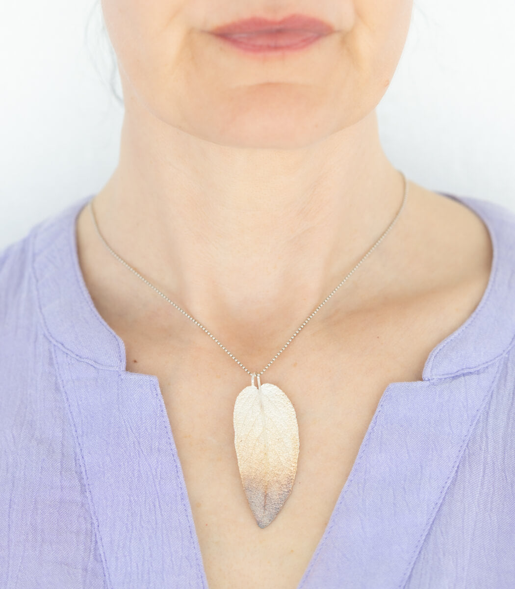 Salbeiblatt Anhänger Silber, Detailansicht Blatt, Naturschmuck handgemacht – goodrun