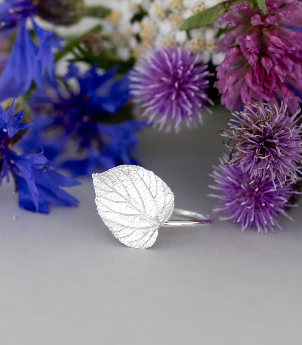 Silber Ring Lindenblatt Gr. 56 – Detailansicht Lindenblatt mit Herzform, Recyclingsilber goodrun