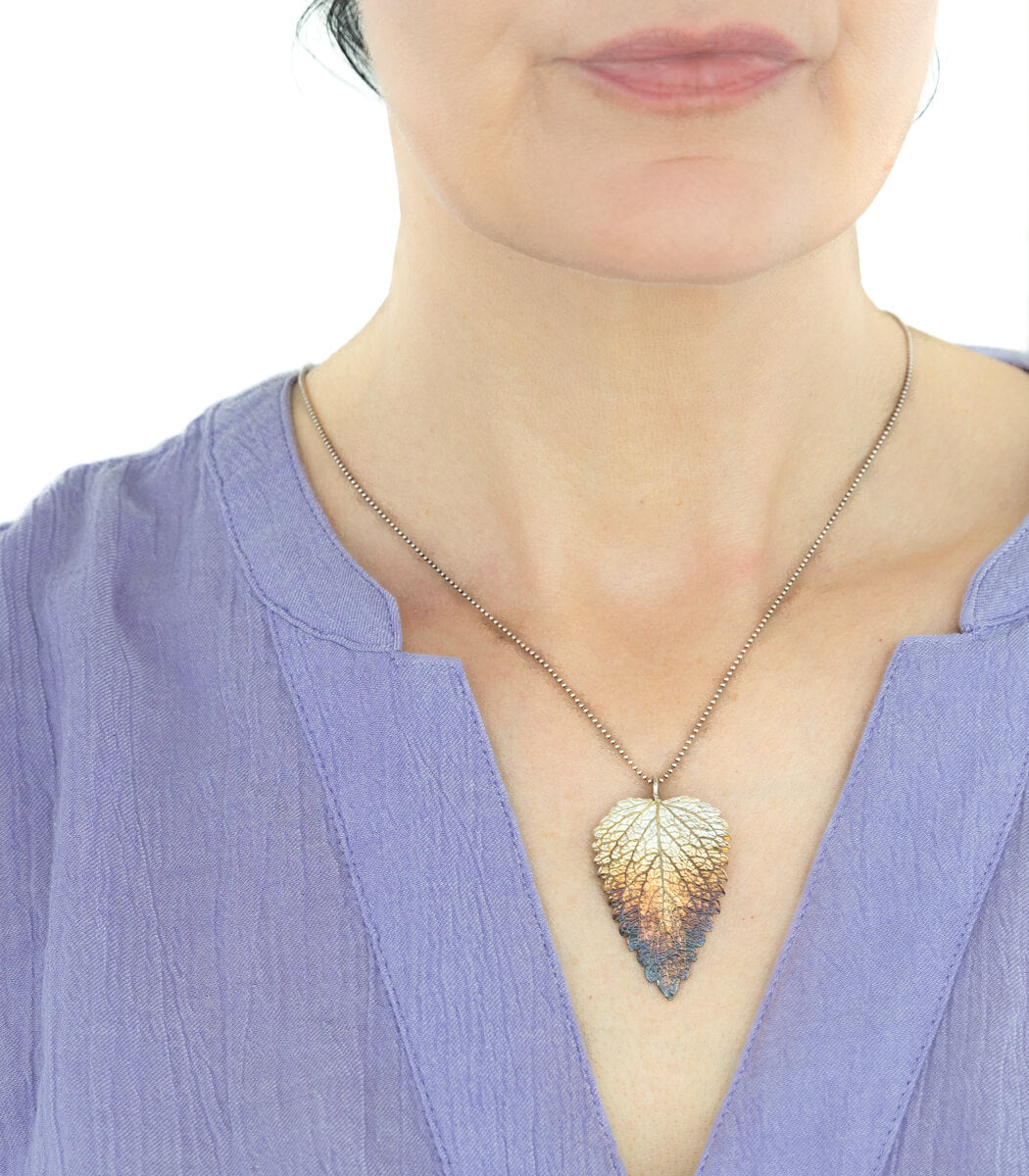 Silber Anhänger Melisse – Detailansicht Blattstruktur und Silberoberfläche, Naturschmuck goodrun