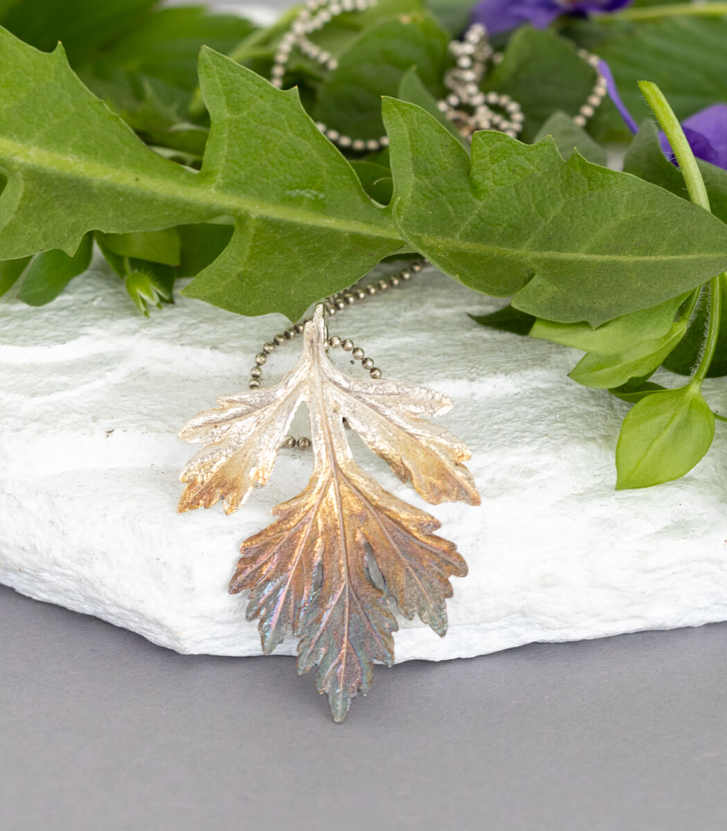 Beifuß Anhänger Silber, getragen, Unikat Naturschmuck – goodrun