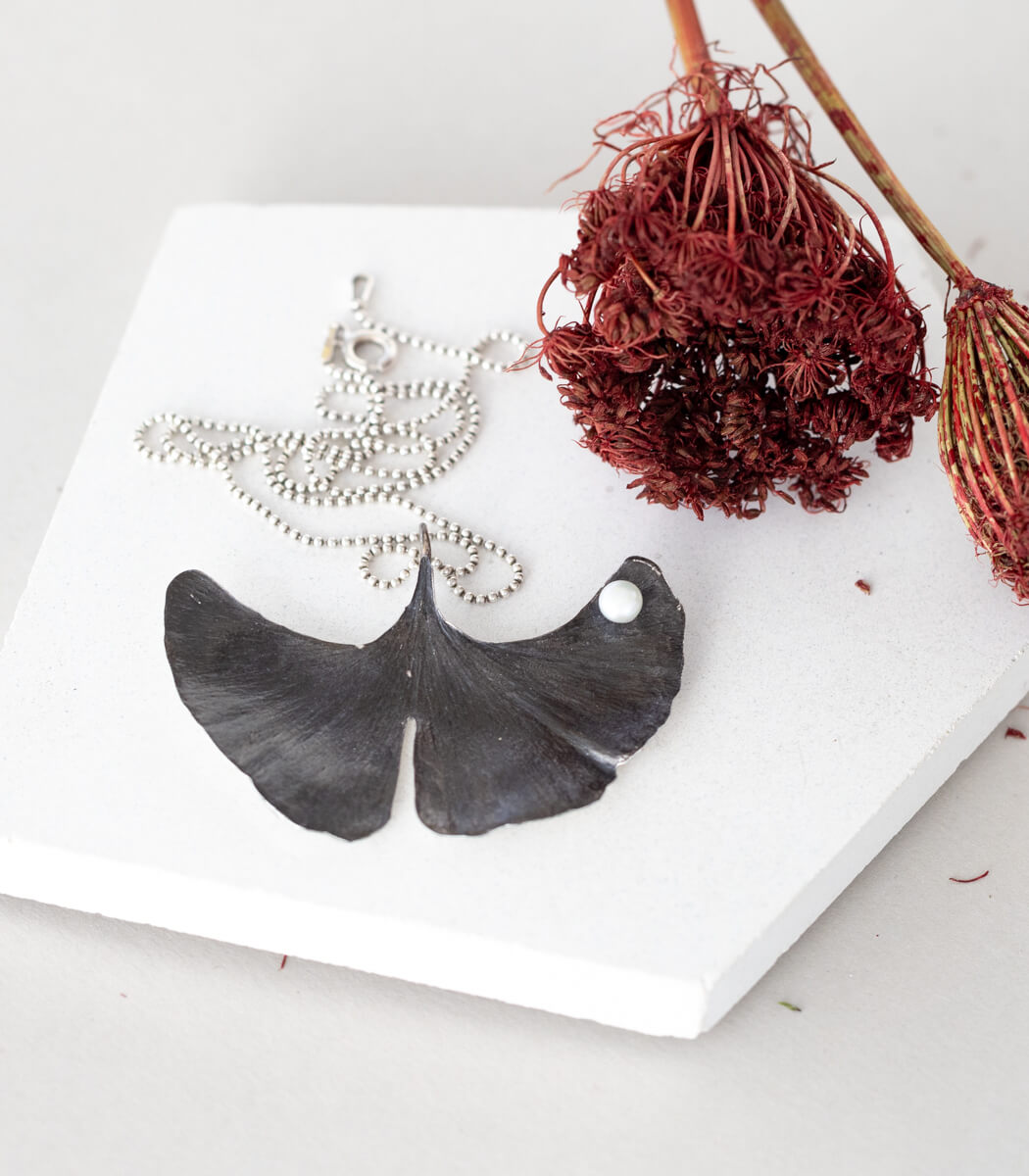 Ginkgo Anhänger mit Perle Silber, Gesamtansicht, handgefertigter Naturschmuck – goodrun