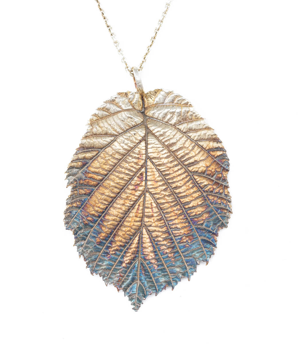 Silber Anhänger Haselnuss – handgefertigter Naturschmuck aus echter Haselnuss, Recyclingsilber goodrun