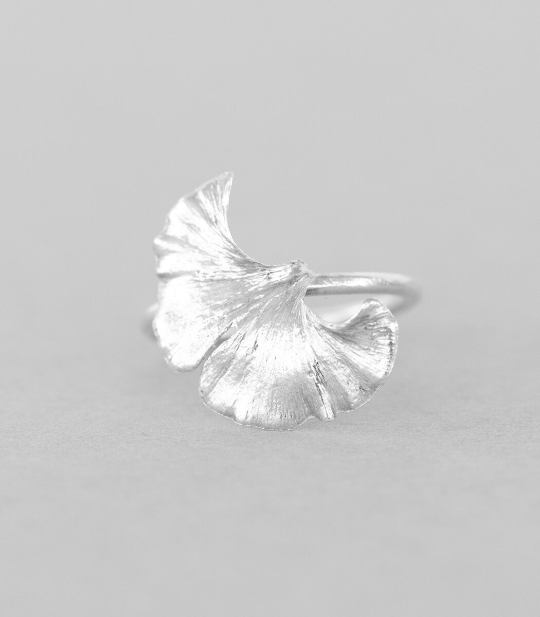 Silber Ring Ginkgoblatt Gr. 55 – Seitenansicht Ringschiene, handgefertigt von goodrun
