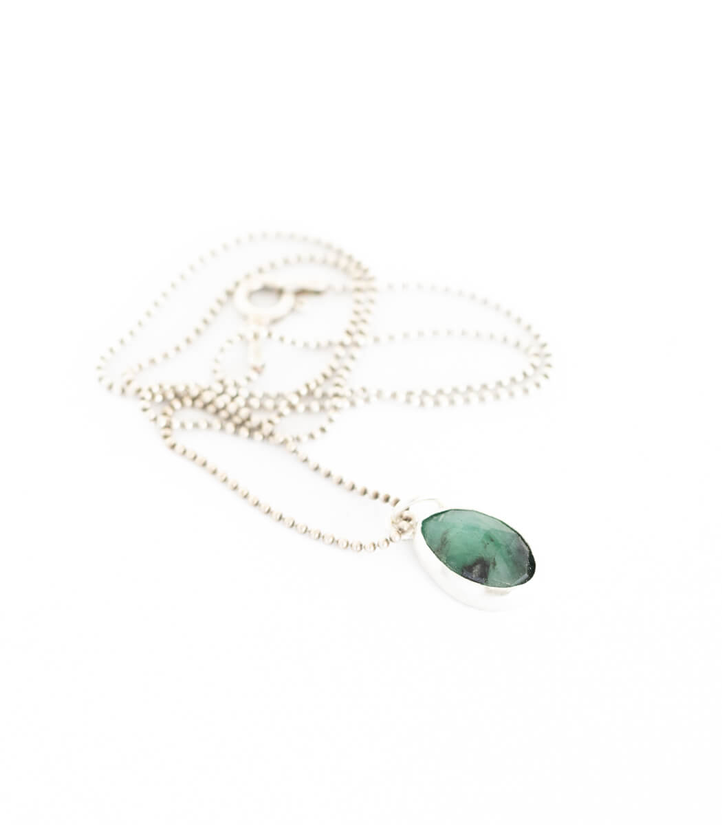 Silber Anhänger Smaragd – Rückseite, Naturschmuck Unikat von goodrun