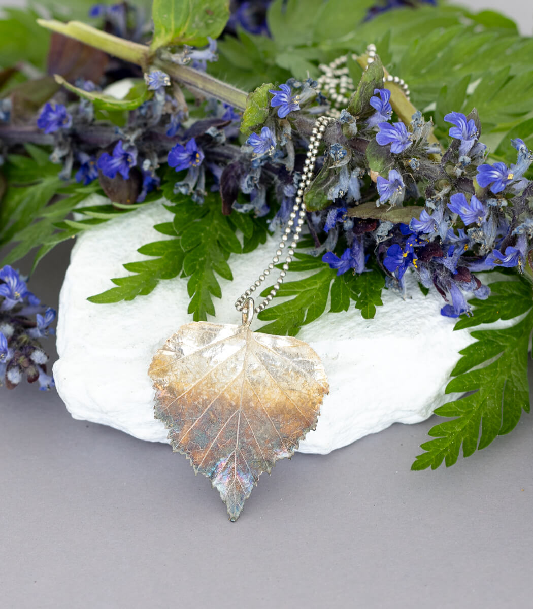 Birkenblatt Anhänger Silber, getragen, handgefertigter Naturschmuck – goodrun