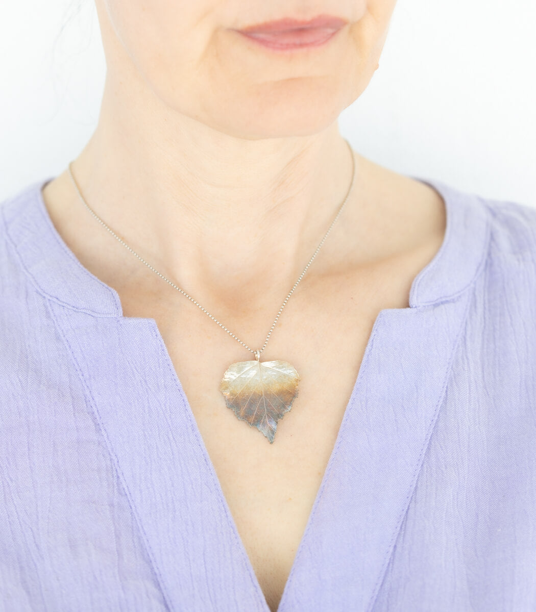 Birkenblatt Anhänger Silber, Detailansicht Blatt, Naturschmuck handgemacht – goodrun