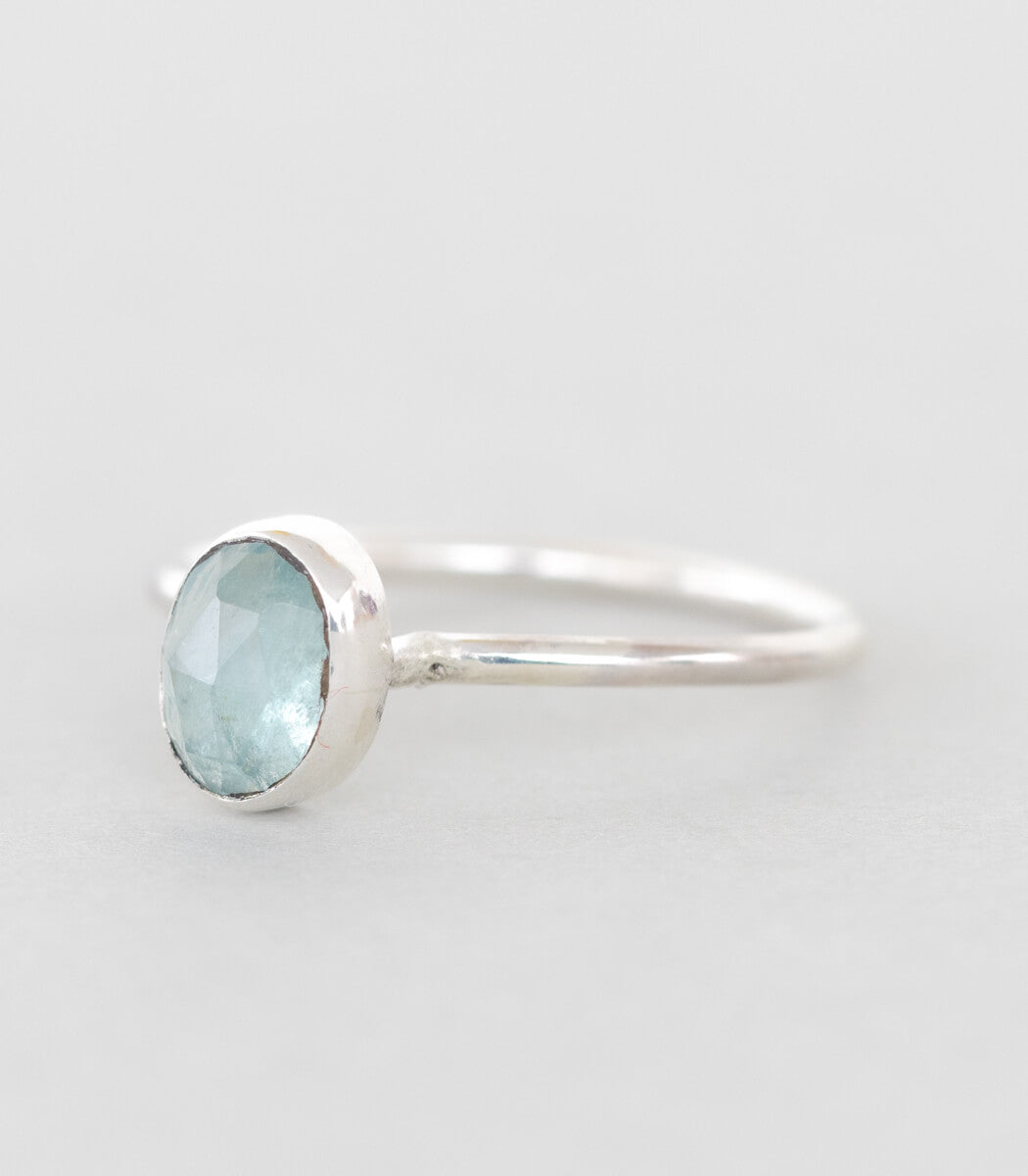 Kyanit wasserblau Ring Silber Gr. 57, seitliche Ansicht, Unikat – goodrun
