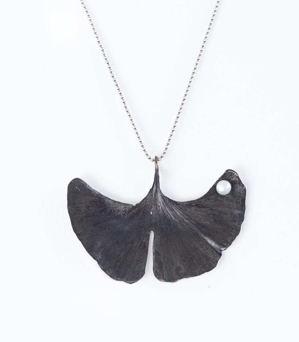 Ginkgo Anhänger mit Perle Silber, weitere Ansicht, Unikat Naturschmuck – goodrun