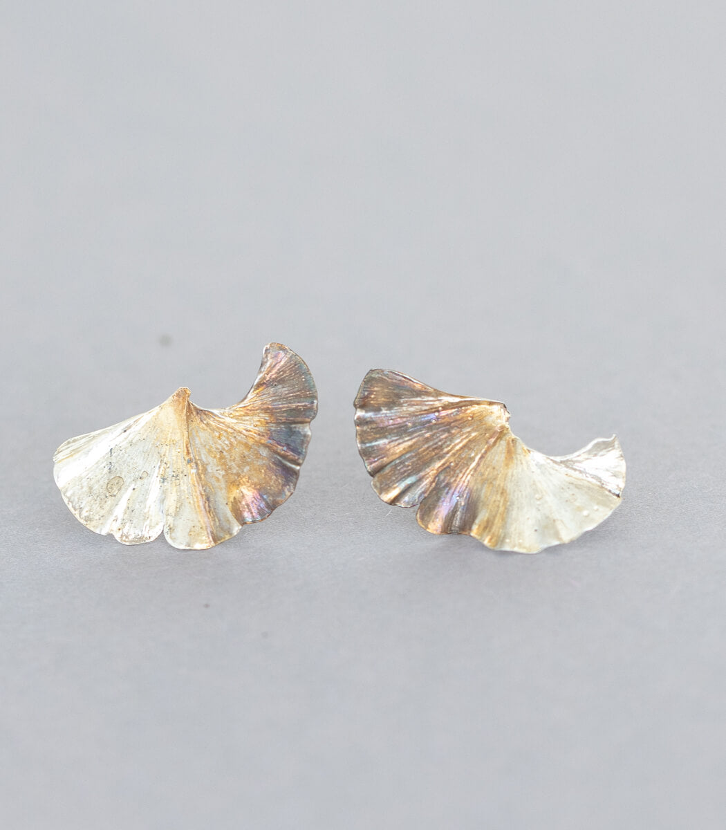 Ginkgo Ohrstecker Silber, seitliche Ansicht, Unikat aus Recyclingsilber – goodrun