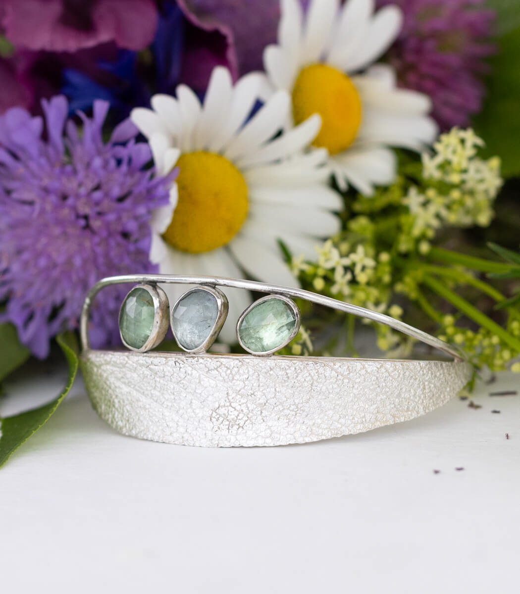 Silber Armspange Salbei mit Edelsteinen – Rückseite, Naturschmuck aus Recyclingsilber goodrun