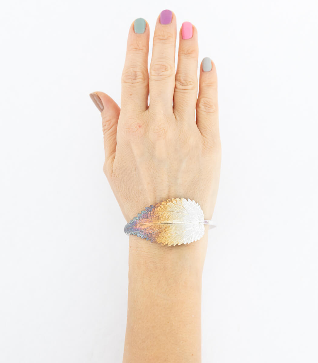 Silber Armspange Brennnessel – Detailansicht Blattstruktur, Naturschmuck Unikat goodrun