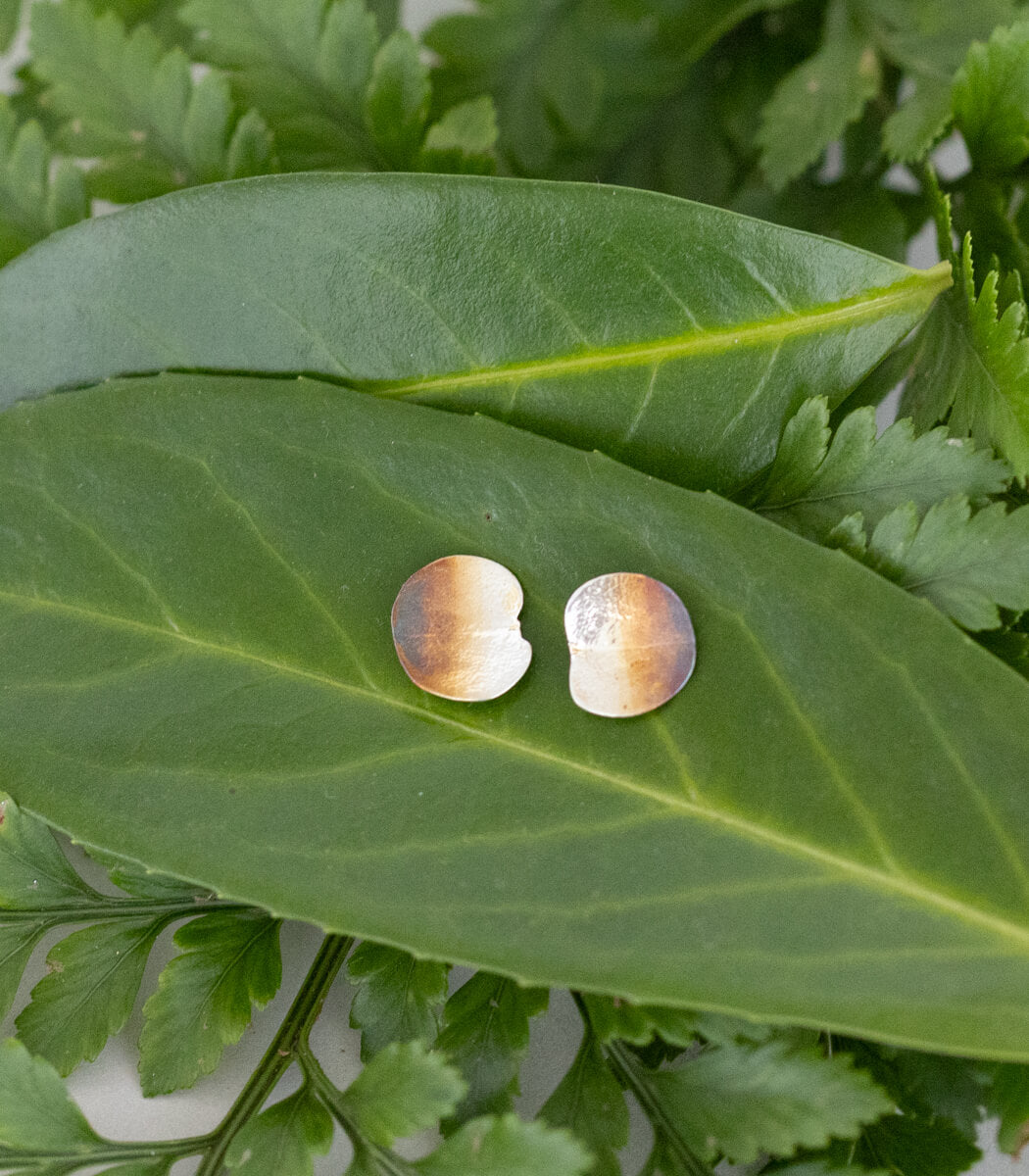 Eukalyptus Ohrstecker Silber, seitliche Ansicht, Unikat aus Recyclingsilber – goodrun