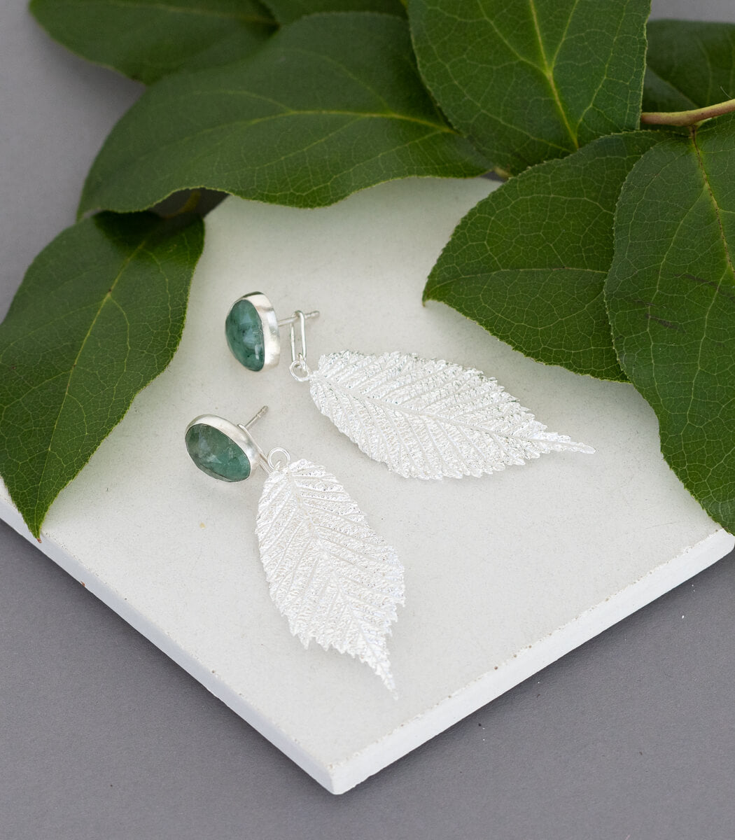 Ulmenblatt Ohrhänger Smaragd Silber, getragen, handgefertigter Naturschmuck – goodrun