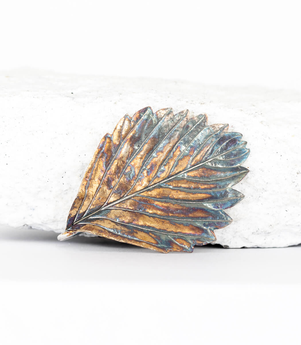 Silber Erdbeerblatt Anhänger – Größenvergleich, handgefertigtes Naturschmuck Einzelstück goodrun