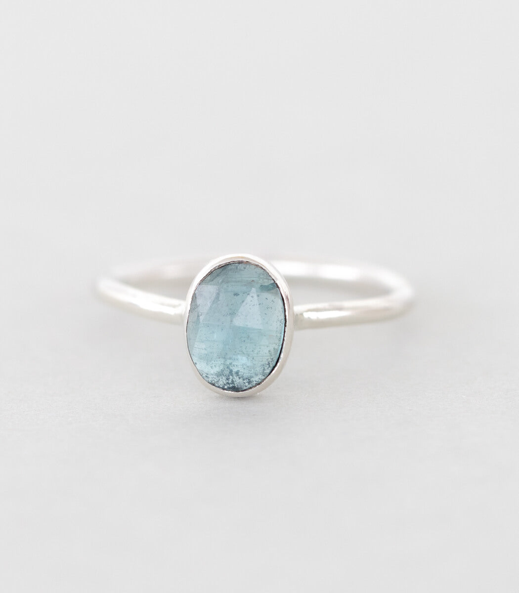 Silber Ring Kyanit blau Gr. 51 – Seitenansicht Ringschiene, handgefertigt goodrun