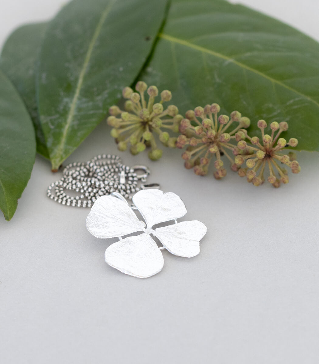 Glücksklee Anhänger Silber, Gesamtansicht, handgefertigter Naturschmuck – goodrun