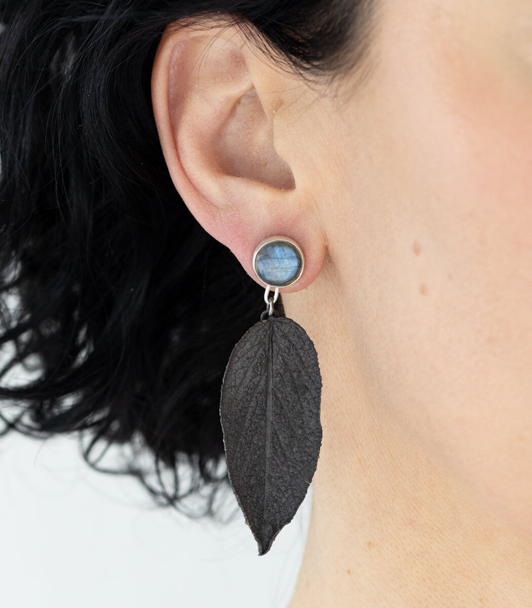 Salbeiblatt Ohrhänger Labradorit Silber, Detailansicht Stein, Naturschmuck – goodrun