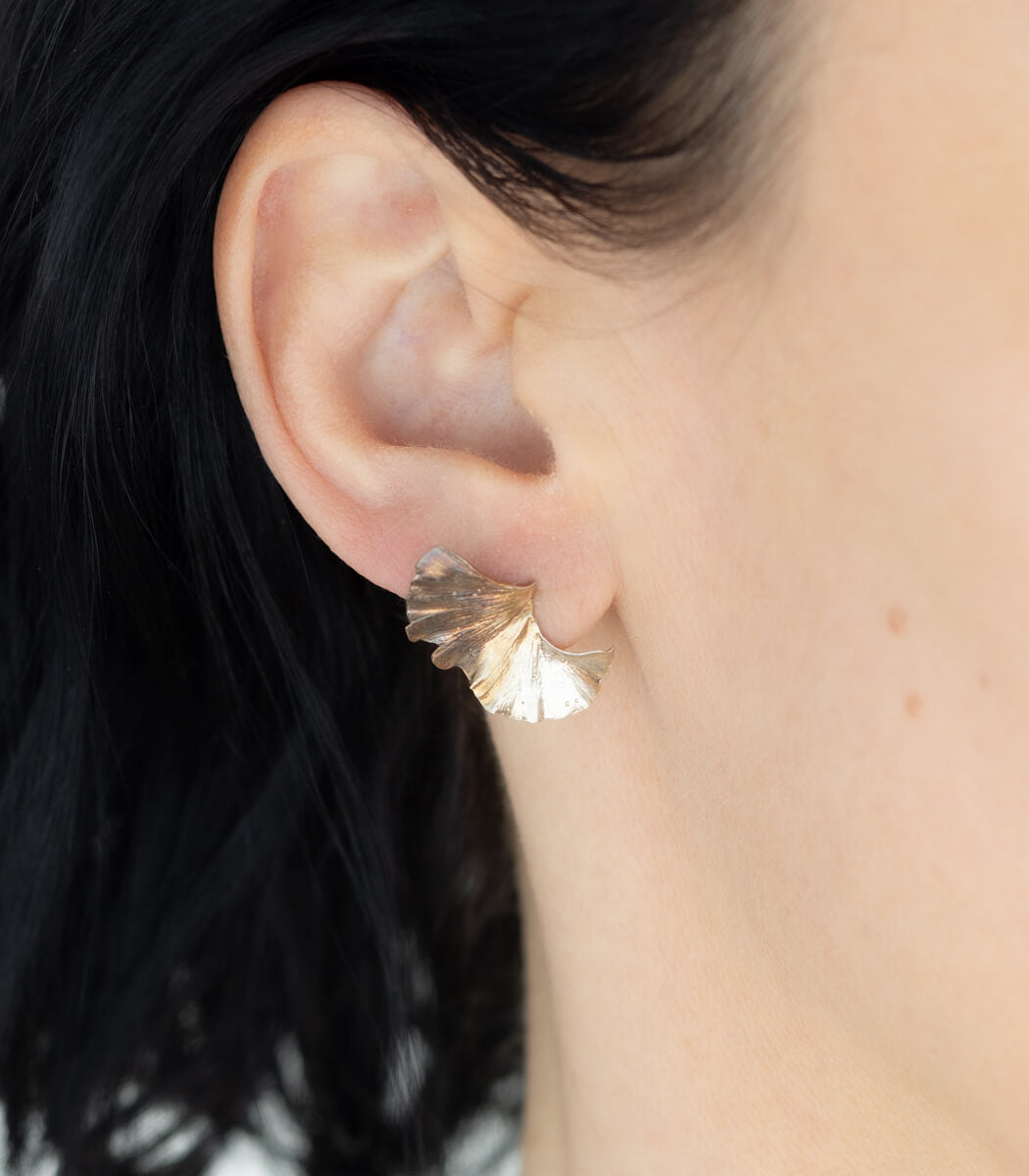 Ginkgo Ohrstecker Silber, Detailansicht Blatt, Naturschmuck handgemacht – goodrun