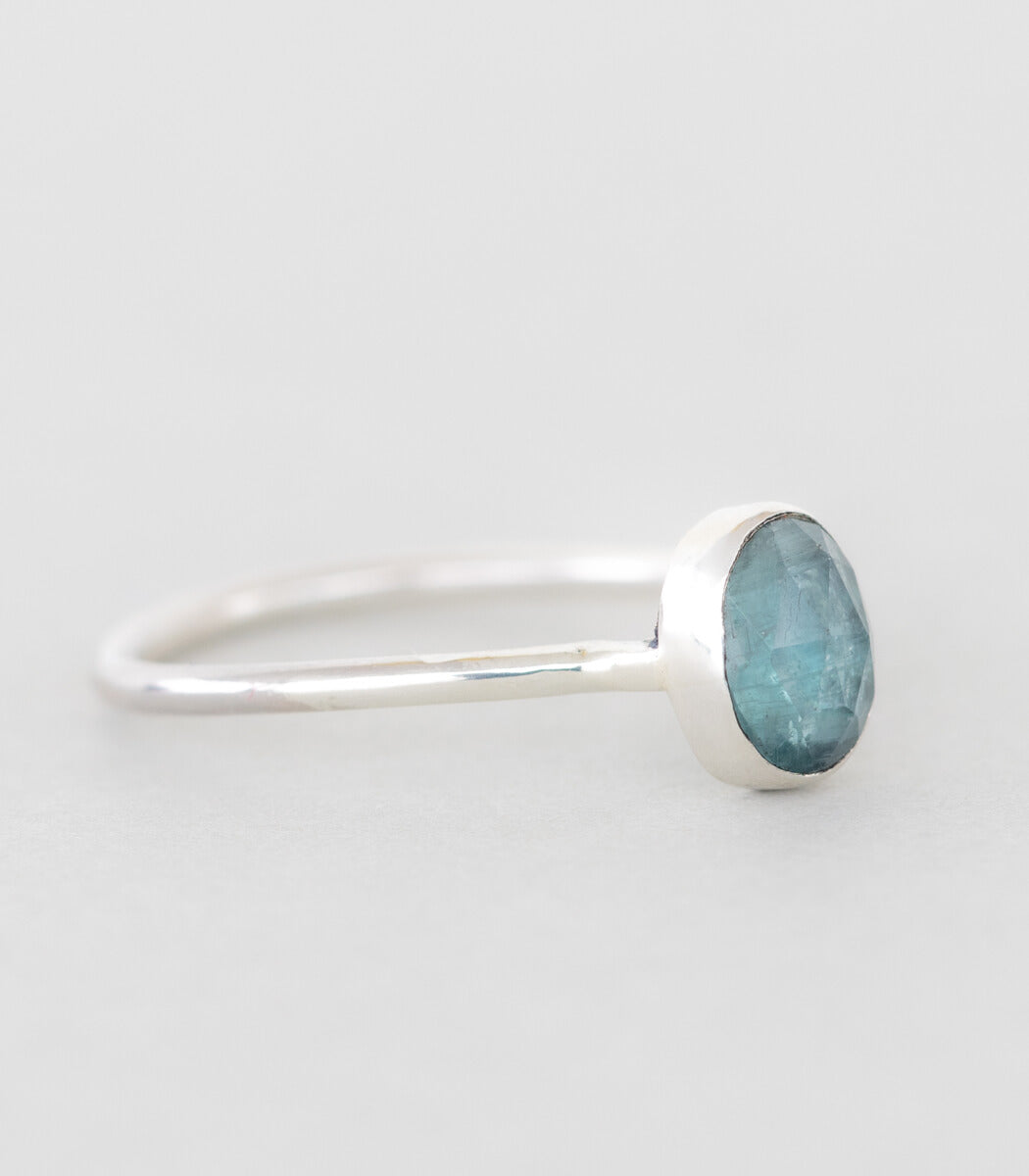Silber Ring Kyanit blau Gr. 51 – Profilansicht, handgefertigter Schmuck goodrun