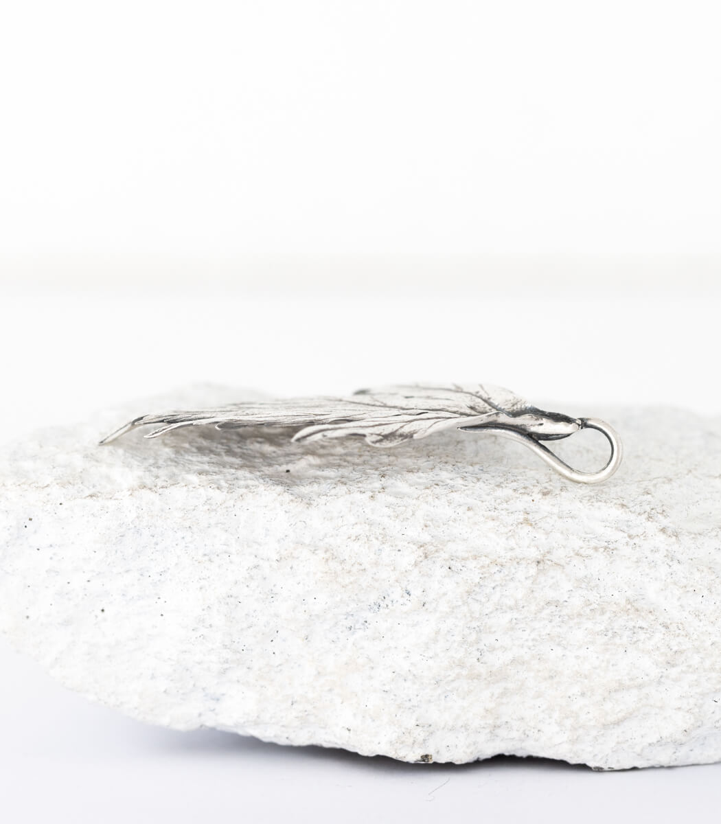 Silber Anhänger Beifüß – Seitenansicht an Kette, handgefertigter Naturschmuck goodrun