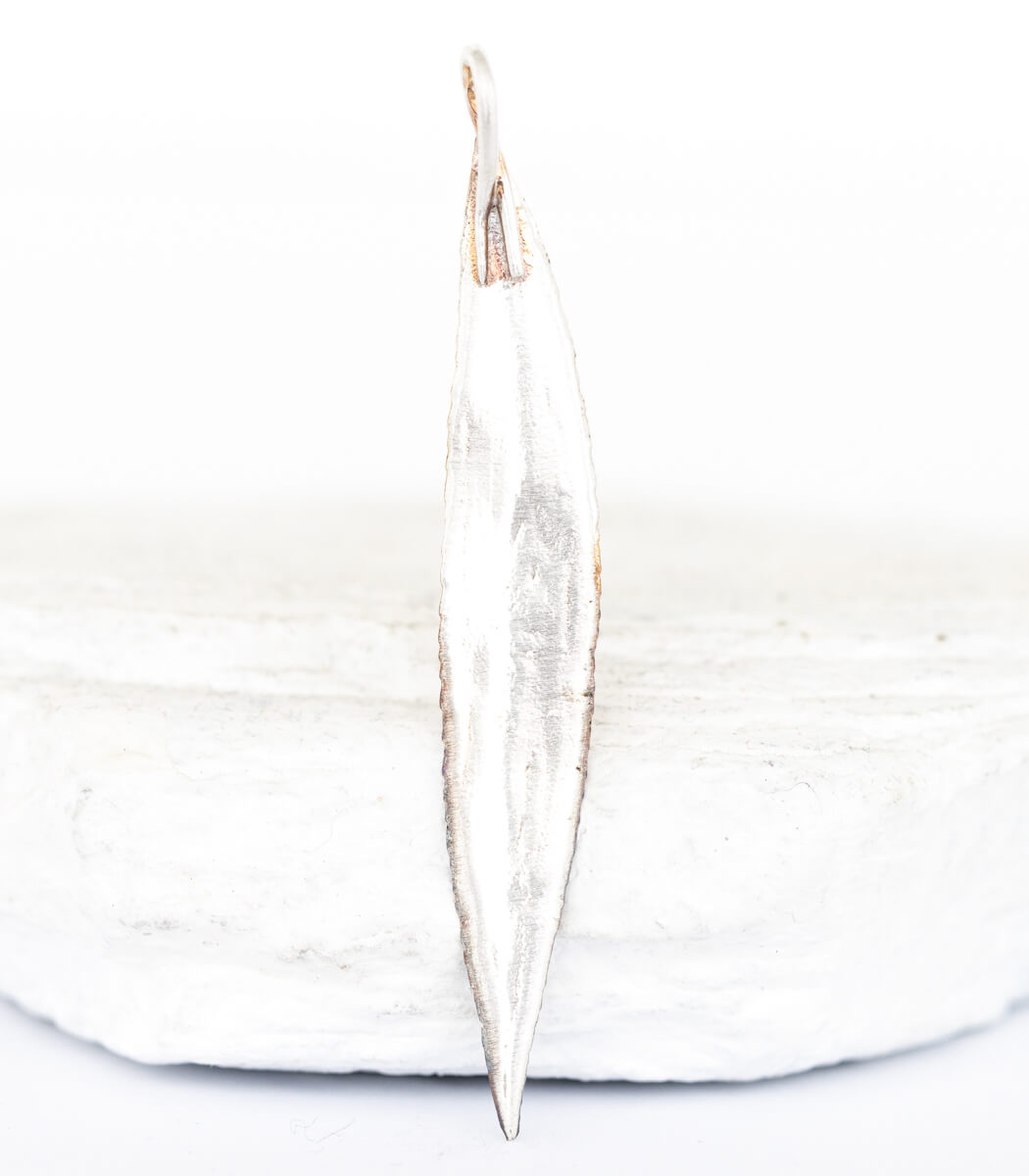 Silber Anhänger Weidenblatt – Seitenansicht an Kette, handgefertigter Naturschmuck goodrun