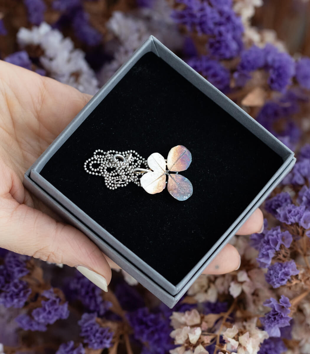 Silber Anhänger Vierblättriger Klee zweites Unikat – Detailansicht Blattstruktur, Naturschmuck goodrun