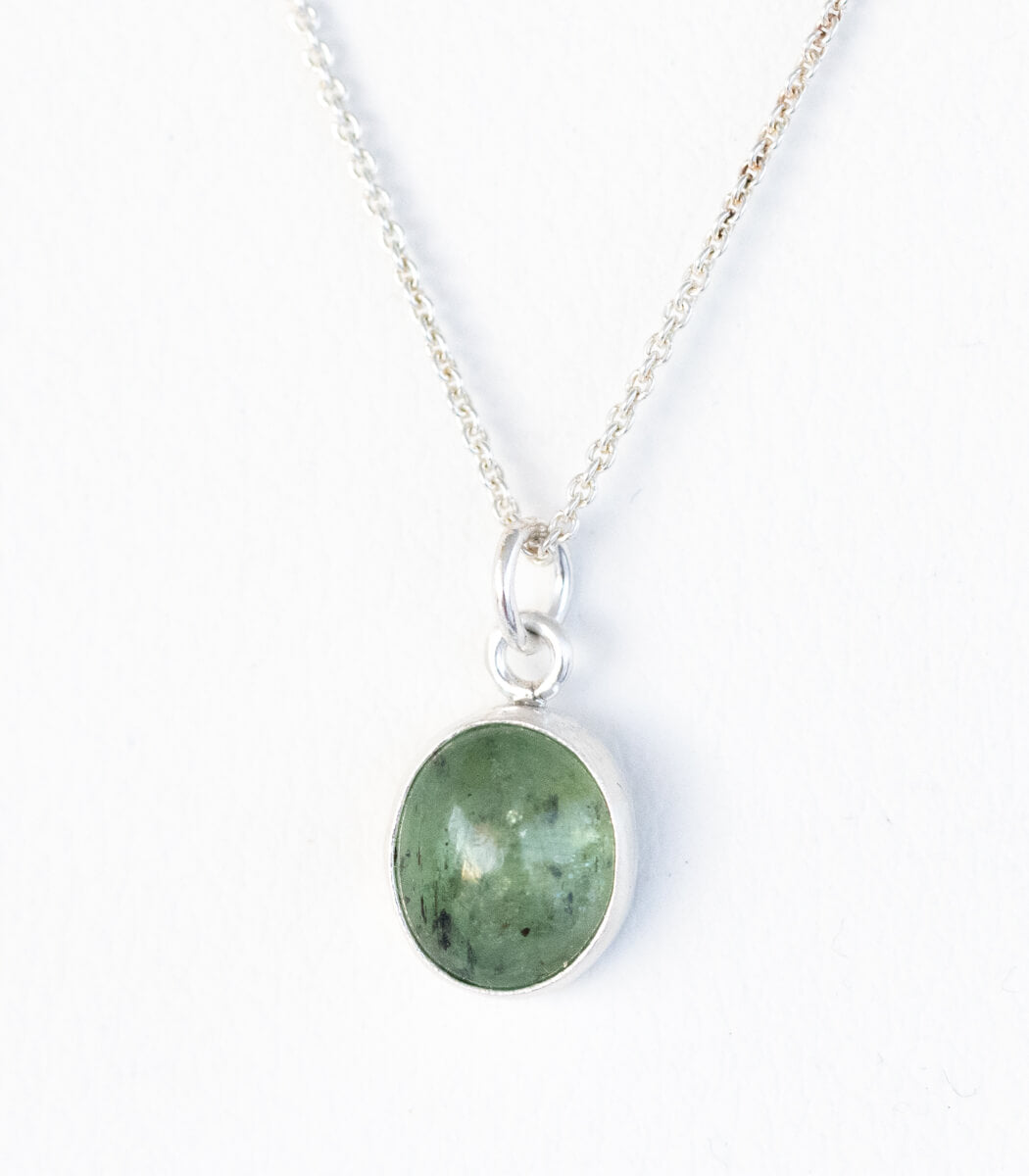 Silber Anhänger Grüner Kyanit – handgefertigter Naturschmuck mit grünem Kyanit, Recyclingsilber goodrun