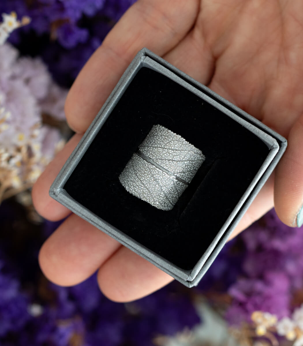Silber Ring Salbei Gr. 53 – Seitenansicht Ringschiene, handgefertigt von goodrun