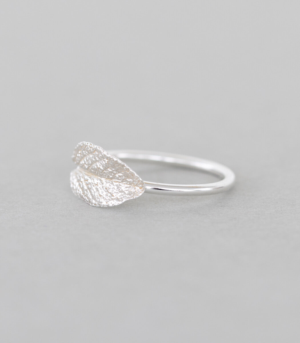 Silber Ring Salbeiblatt Gr. 53 – am Finger getragen, Naturschmuck Unikat goodrun