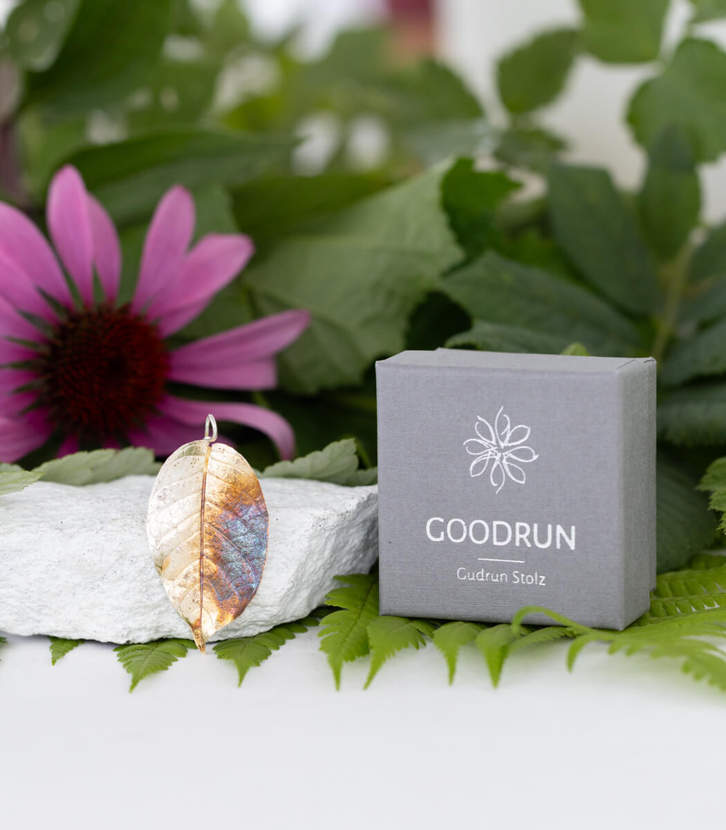Silber Anhänger Walnussblatt – Seitenansicht an Kette, handgefertigt von goodrun
