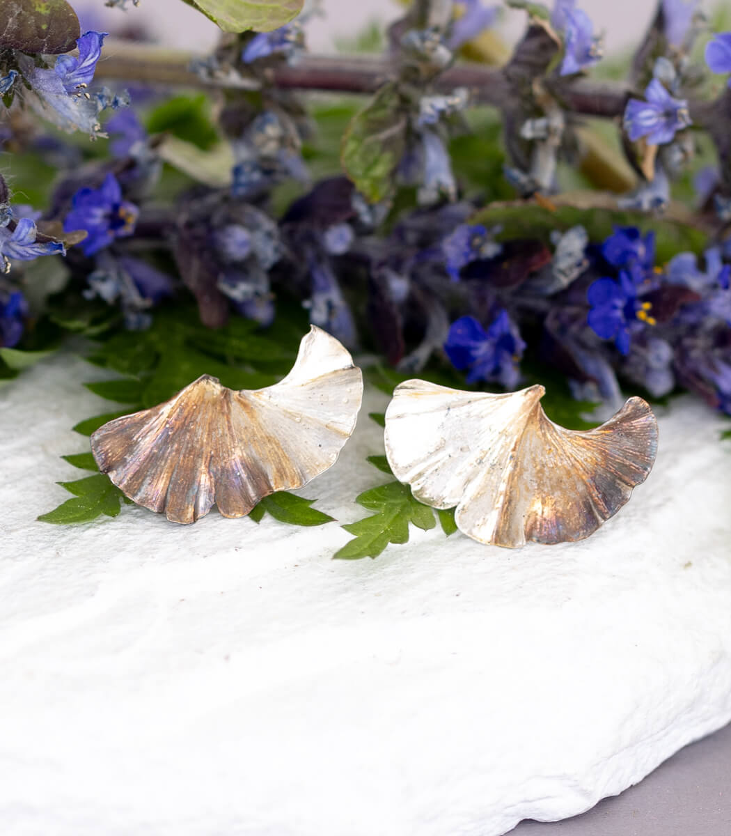 Ginkgo Ohrstecker Silber, Gesamtansicht, handgefertigter Naturschmuck – goodrun