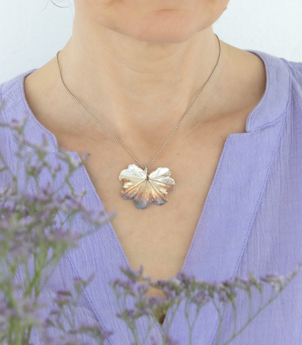 Frauenmantel Anhänger Silber, Detailansicht Blatt, Naturschmuck handgemacht – goodrun