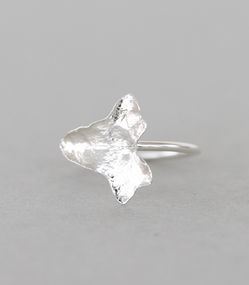 Silber Ring Efeublatt Gr. 57 – Seitenansicht Ringschiene, handgefertigt von goodrun