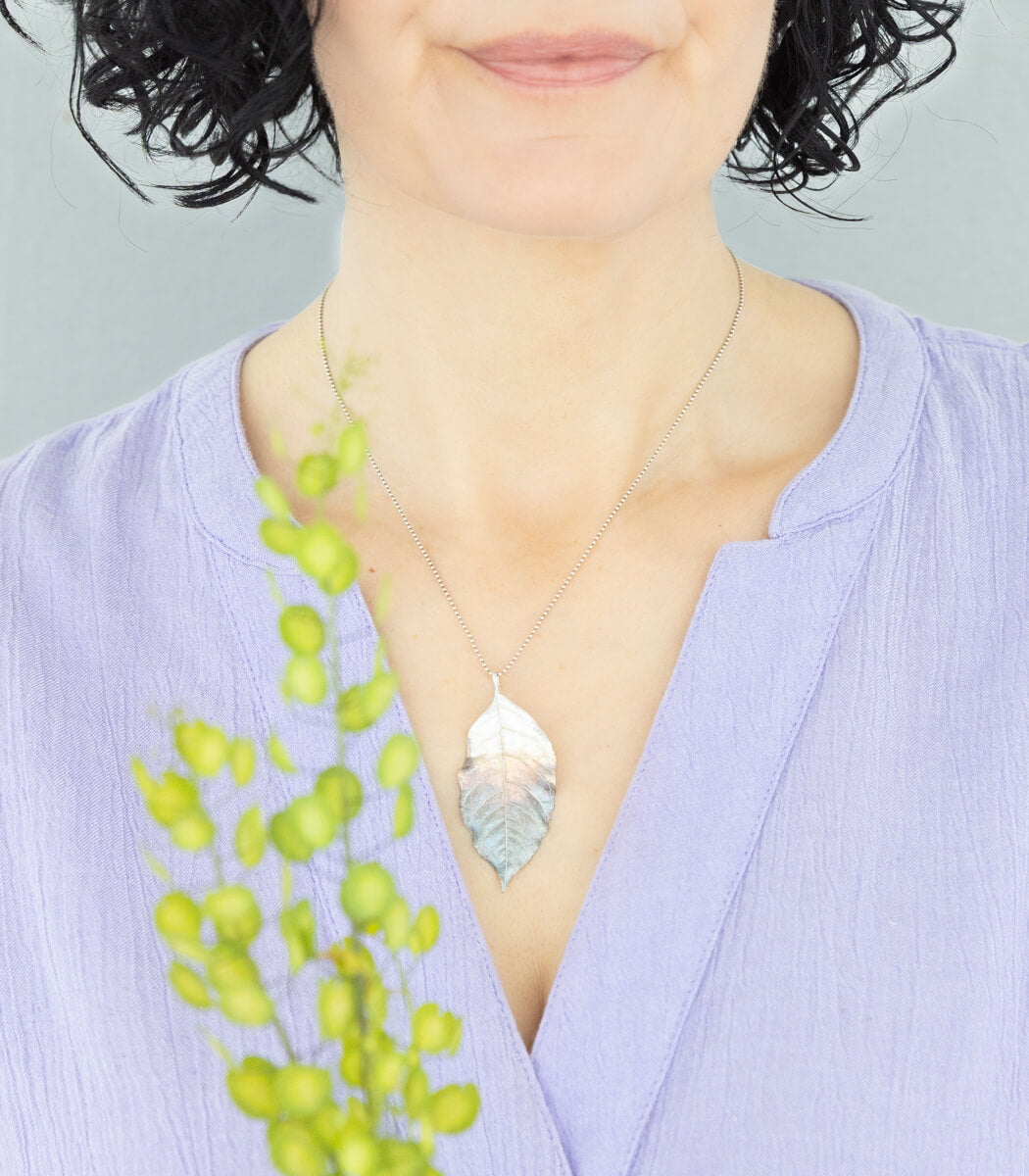 Eschenblatt Anhänger Silber, Detailansicht Blatt, Naturschmuck handgemacht – goodrun