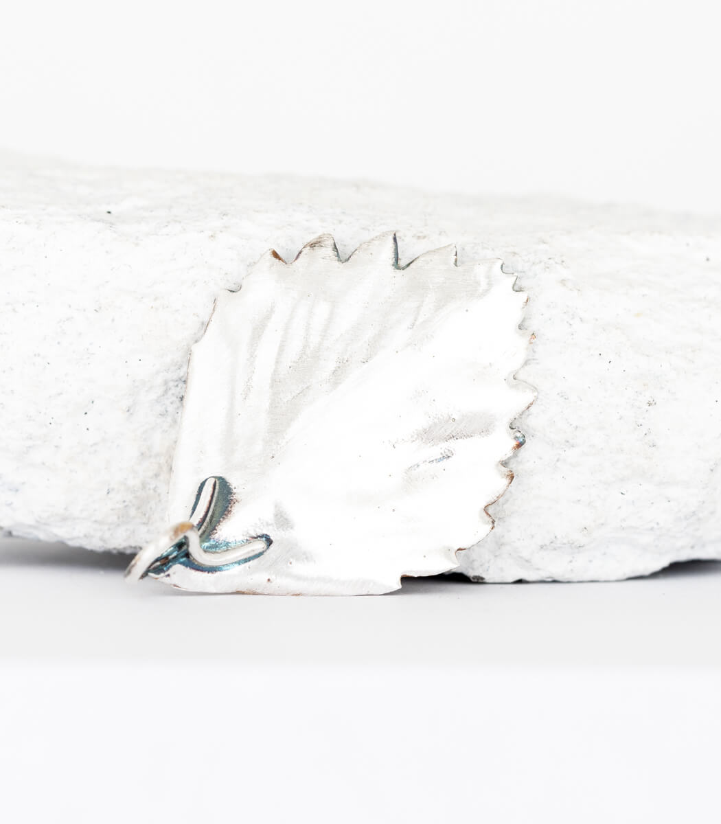 Silber Anhänger Erdbeerblatt – Rückseite und Öse, handgefertigter Naturschmuck aus Recyclingsilber