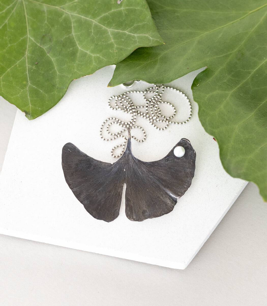 Ginkgo Anhänger mit Perle Silber, getragen, handgefertigter Naturschmuck – goodrun