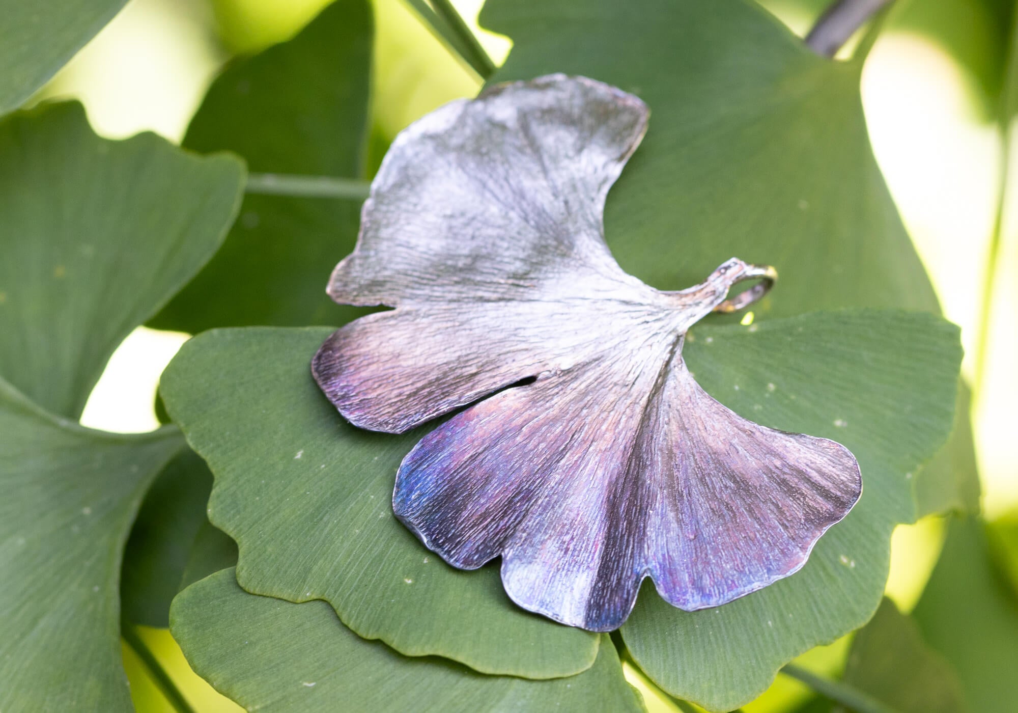 Neuanfang und Wachstum mit einem Ginkgoblatt Anhänger aus dem echten Blatt in Silber