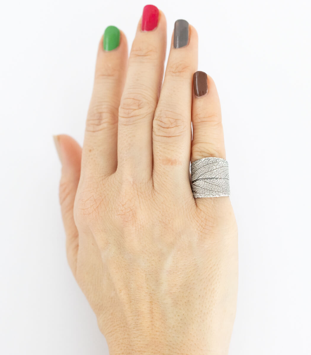 Silber Ring Salbei – Detailansicht Blattstruktur Größe 52, echter Salbeiblattabdruck in Recyclingsilber