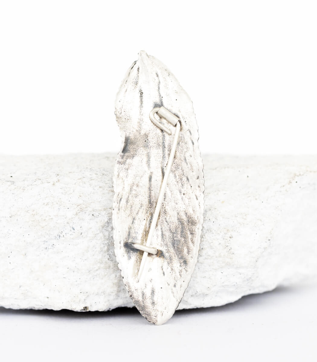 Silber Brosche Salbeiblatt – viertes Stück Rückseite, handgefertigter Naturschmuck aus Recyclingsilber