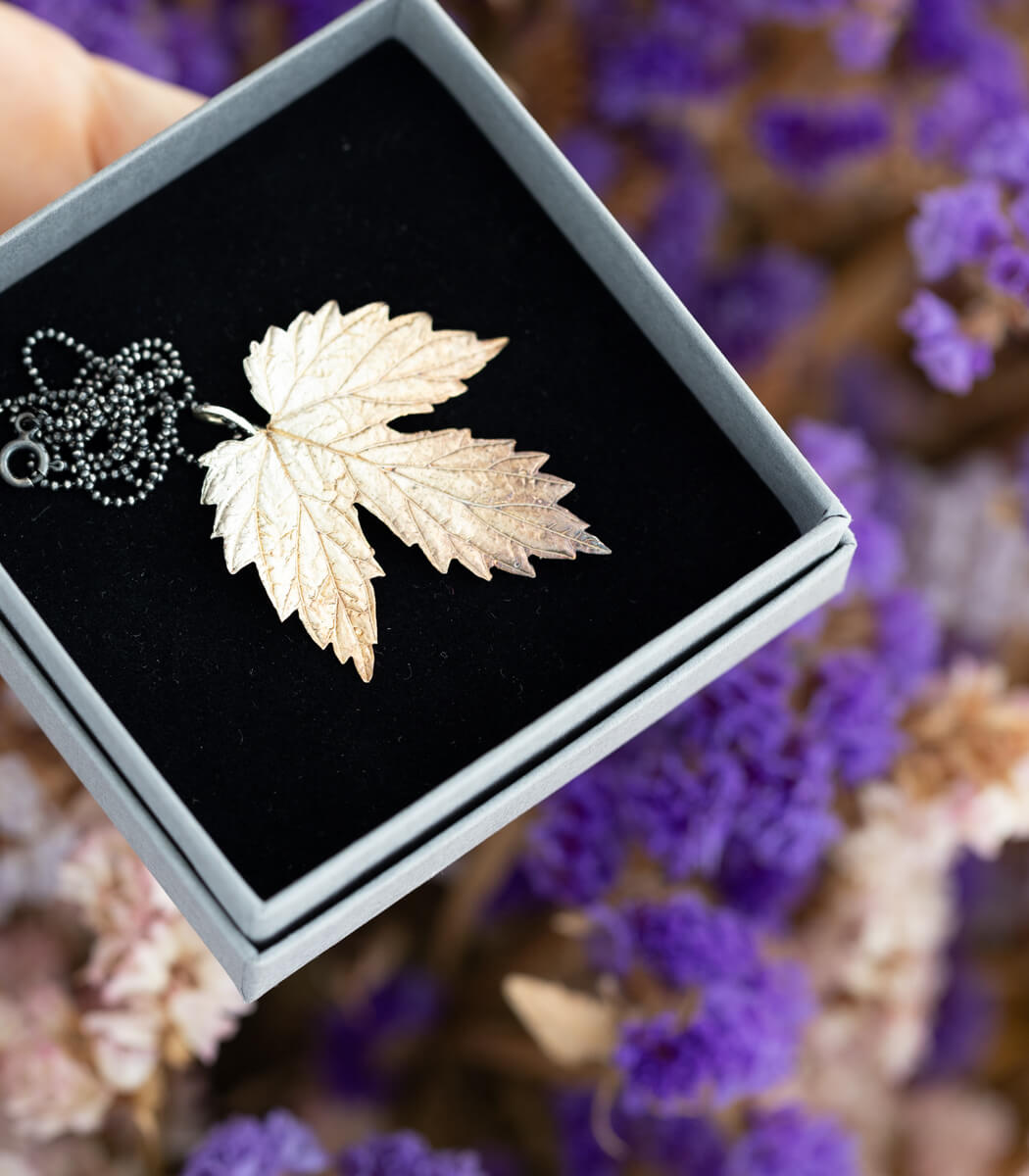 Silber Anhänger Hopfenblatt viertes Unikat – Seitenansicht an Kette, Naturschmuck Unikat goodrun
