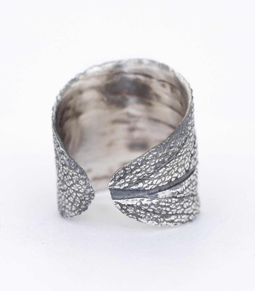 Salbeiblatt Silber Ring Gr. 52 getragen – Naturschmuck Ring am Finger, handgefertigtes Unikat
