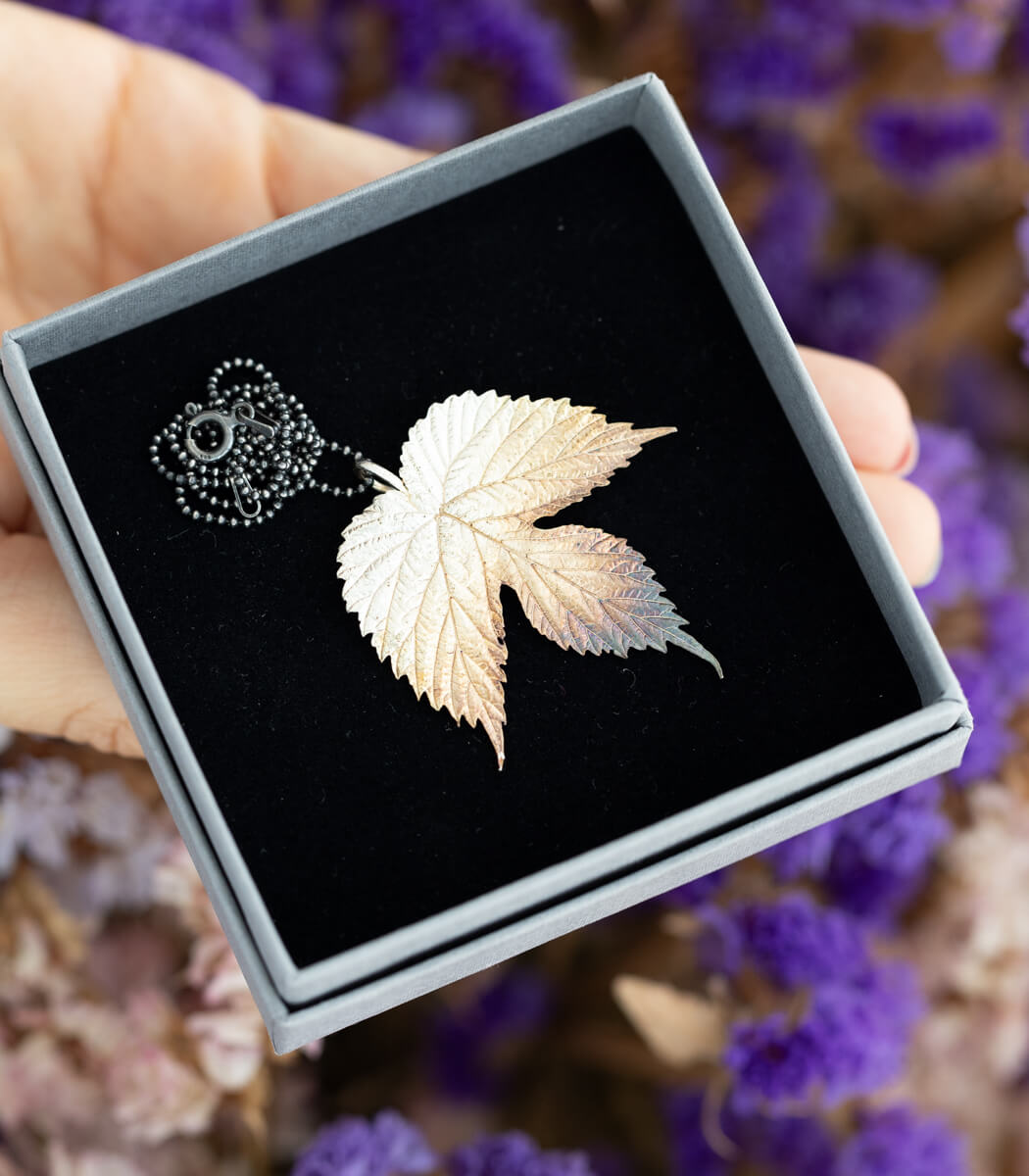 Silber Anhänger Hopfenblatt fünftes Unikat – Seitenansicht an Kette, Naturschmuck Unikat goodrun