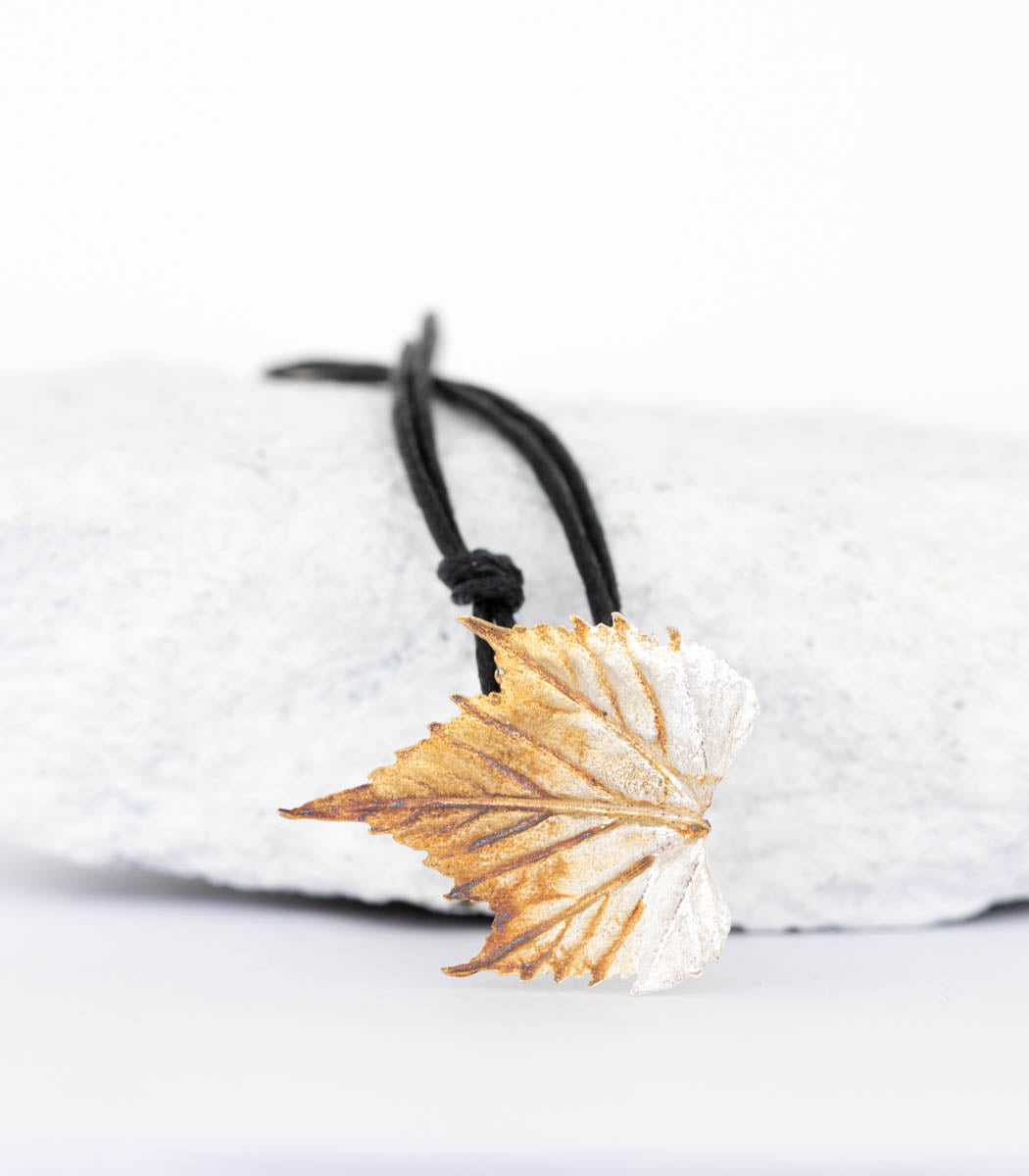Silber Weinblatt Armband – Steckverschluss Detailansicht, solide Verarbeitung für Naturschmuck