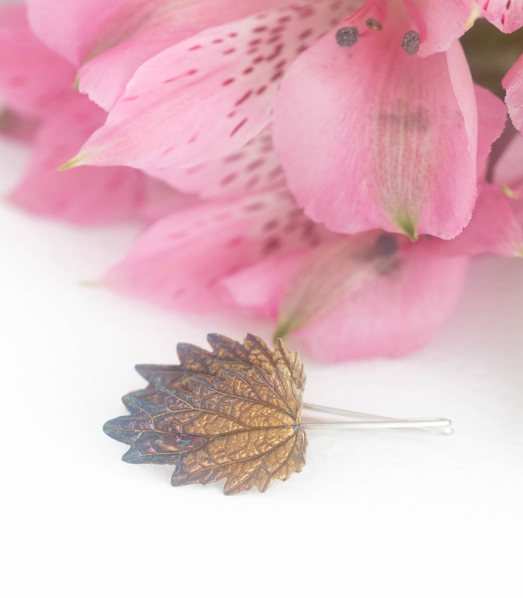 Brennnessel Silber Ohrhänger getragen – Naturschmuck Ohrhänger am Ohr, Unikat von goodrun