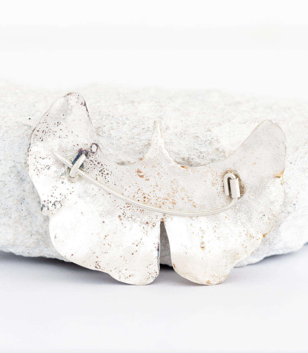 Ginkgo Brosche Silber – Größenvergleich, handgefertigtes Naturschmuck Einzelstück von goodrun