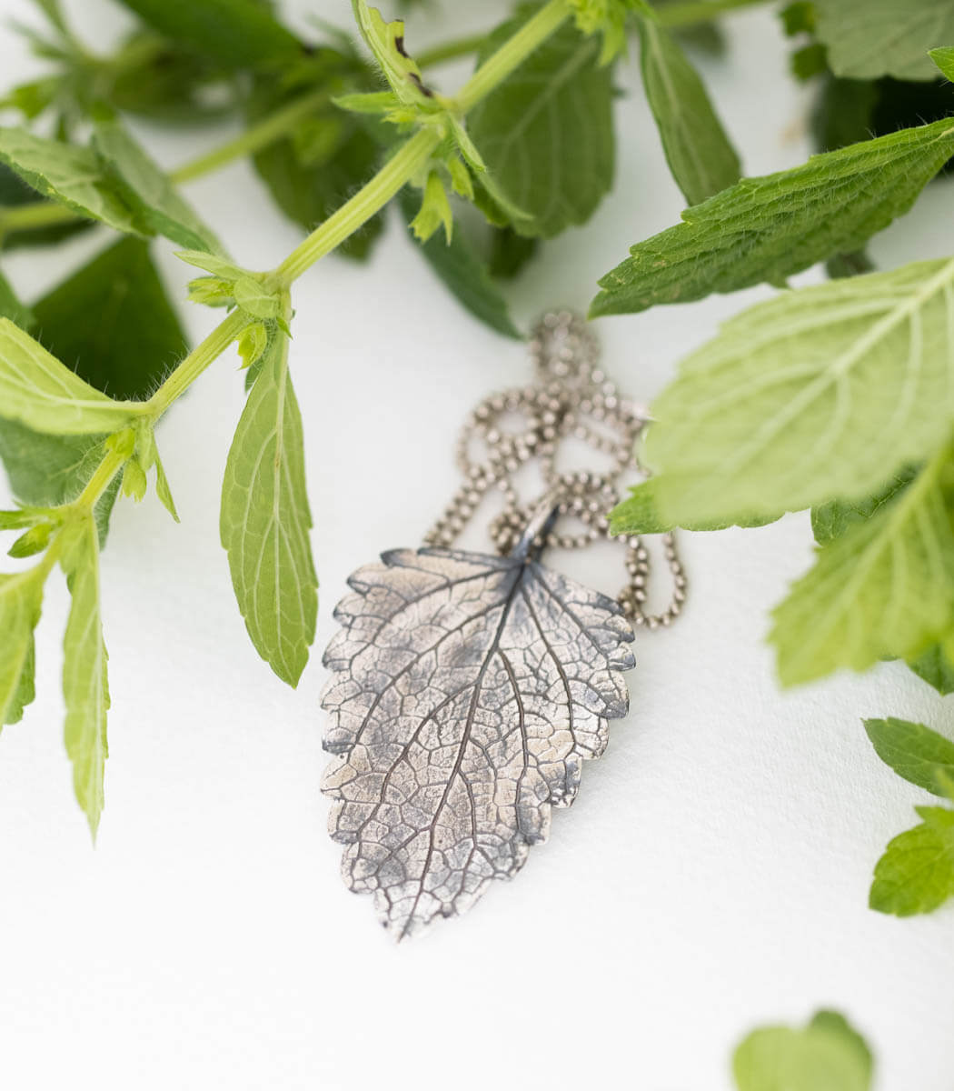 Melisseblatt Silber Anhänger getragen – Naturschmuck Kette am Hals, handgefertigtes Unikat von goodrun