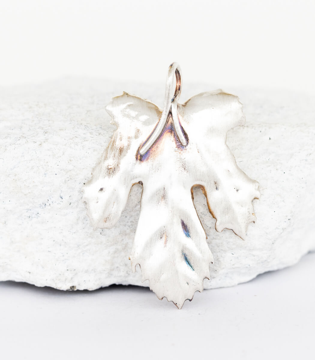 Silber Anhänger Feigenblatt – Rückseite und Öse, handgefertigter Naturschmuck aus Recyclingsilber